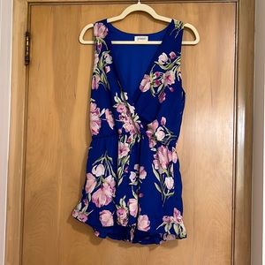Floral Romper. Shorts, V-Neck.